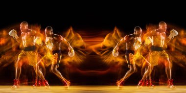 Siyahi stüdyoda karışık ışık altında profesyonel boksör eğitimi. Flaşlı ışık, yansıma ve ayna etkisiyle. Kolaj