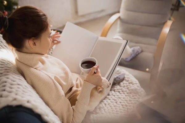 Mujer joven disfrutando de su vida doméstica. Confort del hogar, invierno y vacaciones — Foto de Stock