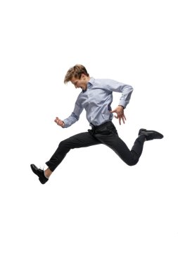 Günlük kıyafetlerle dans eden mutlu genç adam kültür tarihindeki efsanevi ünlü figürlerini tekrar yapıyor.