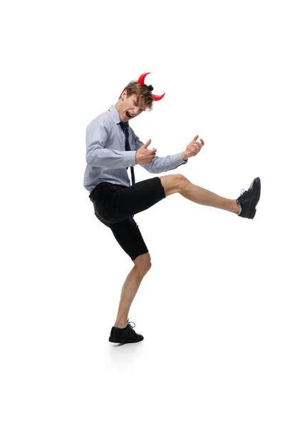 Feliz joven bailando en ropa casual o traje, rehaciendo movimientos legendarios de celebridades de la historia de la cultura — Foto de Stock