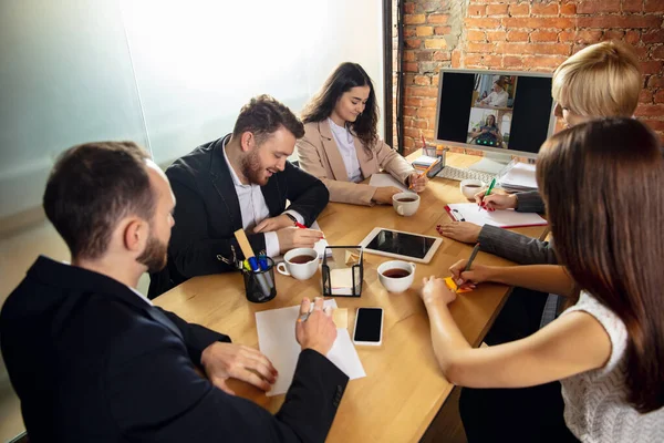 Jovens conversando, trabalhando durante videoconferência com colegas no escritório ou na sala de estar — Fotografia de Stock