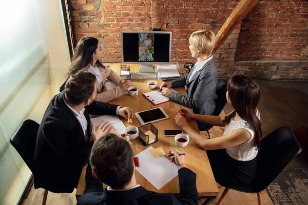 Junge Leute im Gespräch, während der Videokonferenz mit Kollegen im Büro oder Wohnzimmer — Stockfoto