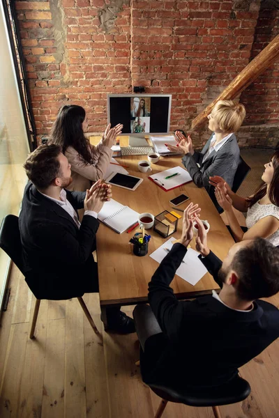 Jovens conversando, trabalhando durante videoconferência com colegas no escritório ou na sala de estar — Fotografia de Stock
