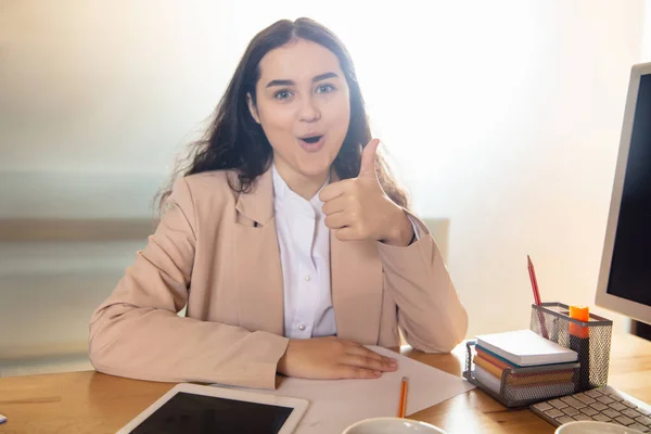 Junge Frau spricht, arbeitet während Videokonferenz mit Kollegen im Homeoffice — Stockfoto