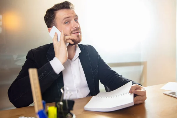 Jongeman aan het praten, werken tijdens videoconferentie met collega 's op kantoor — Stockfoto