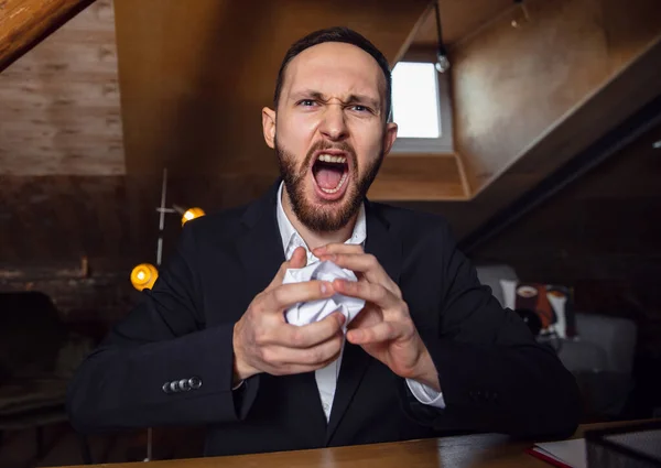 Junger Mann im Gespräch, während der Videokonferenz mit Kollegen im Homeoffice — Stockfoto