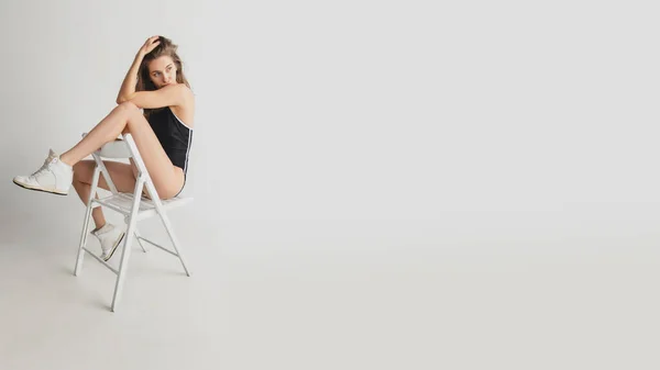 Hermosas mujeres jóvenes retrato aislado en fondo gris estudio. Divertirse, feliz, larga duración — Foto de Stock