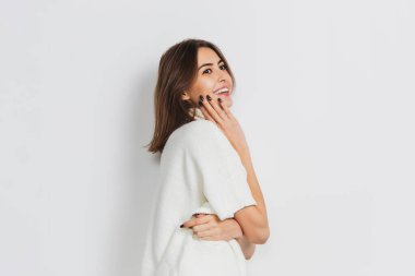 Beyaz stüdyo arka planında izole edilmiş güzel bir kadının portresi. Rahat, sıcak kış konsepti