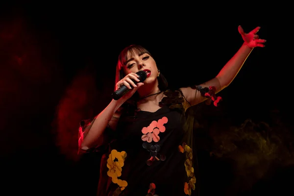 Retrato femenino de cantante caucásica aislado sobre fondo de estudio oscuro en luz de neón —  Fotos de Stock