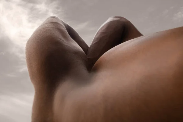 Gedetailleerde textuur van de menselijke huid. close-up shot van jong Afrikaans-Amerikaanse man lichaam als landschap met de lucht achtergrond — Stockfoto