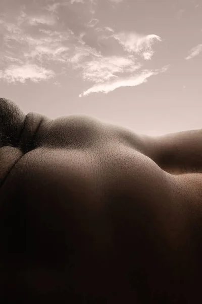 인간 피부의 세밀 한 질감. 하늘 배경 풍경같은 젊은 아프리카계 미국인 남성 신체의 닫기 사진 — 스톡 사진