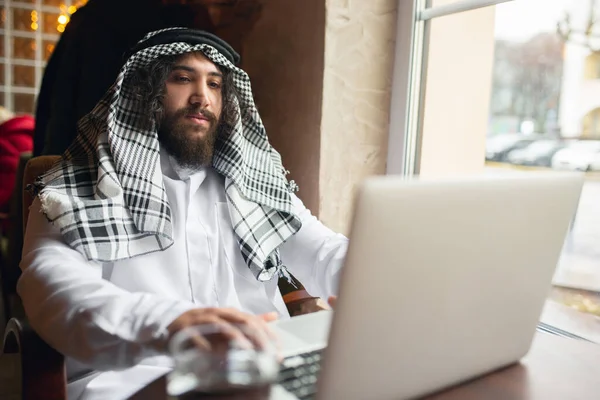Hombre de negocios árabe que trabaja en la oficina, centro de negocios utilizando aparatos. Estilo de vida — Foto de Stock