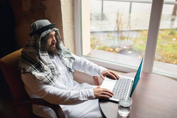 Hombre de negocios árabe que trabaja en la oficina, centro de negocios utilizando aparatos. Estilo de vida — Foto de Stock