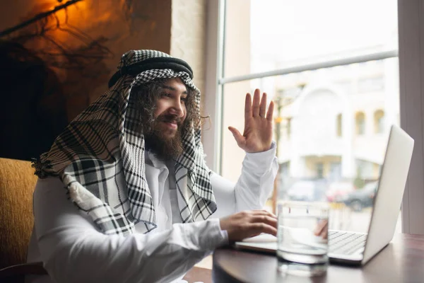 Uomo d'affari arabo che lavora in ufficio, centro commerciale con gadget Devicesm. Stile di vita — Foto Stock