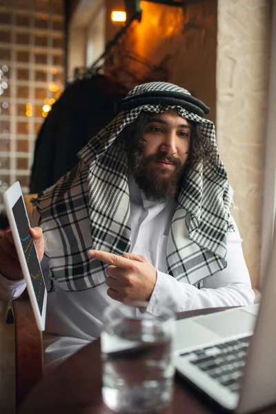 Arab üzletember dolgozik az irodában, üzleti központ használja az eszközeit. Életmód — Stock Fotó