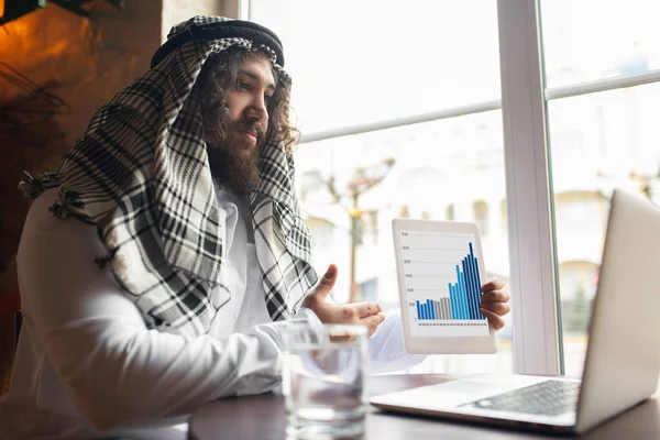 Арабский бизнесмен, работающий в офисе, бизнес-центр, использующий устройства Devicesm. Стиль жизни — стоковое фото