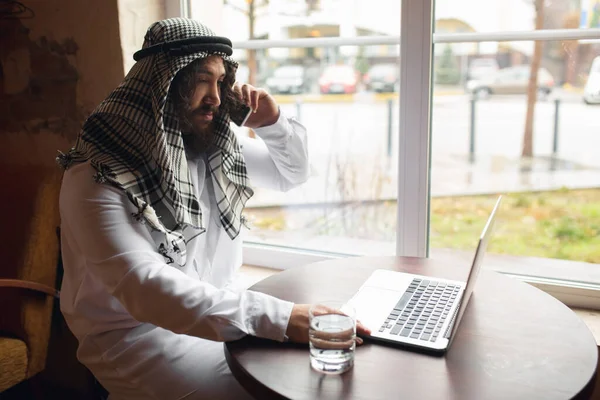 Arab üzletember dolgozik az irodában, üzleti központ használja az eszközeit. Életmód — Stock Fotó