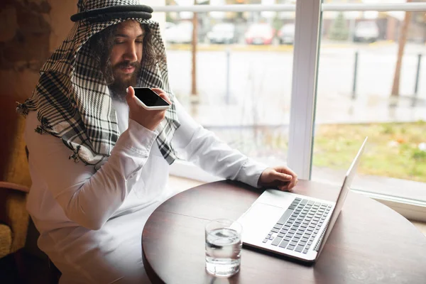 在办公室、商业中心工作的阿拉伯商人用的是小玩意。生活方式 — 图库照片