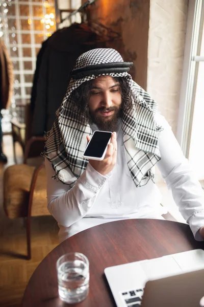 Homme d'affaires arabe travaillant au bureau, centre d'affaires utilisant des gadgets d'appareils. Mode de vie — Photo