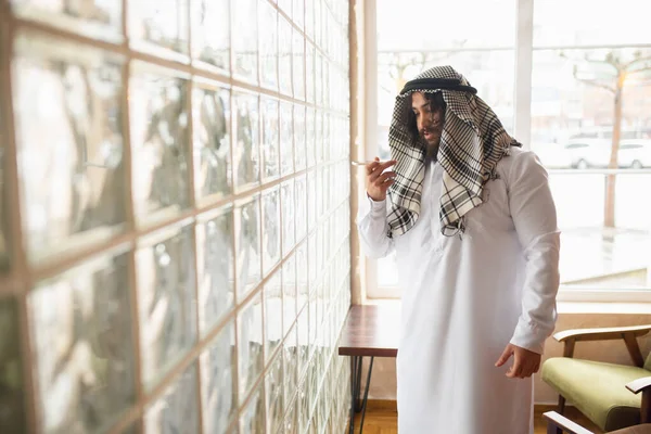 Homme d'affaires arabe travaillant au bureau, centre d'affaires utilisant des gadgets d'appareils. Mode de vie — Photo