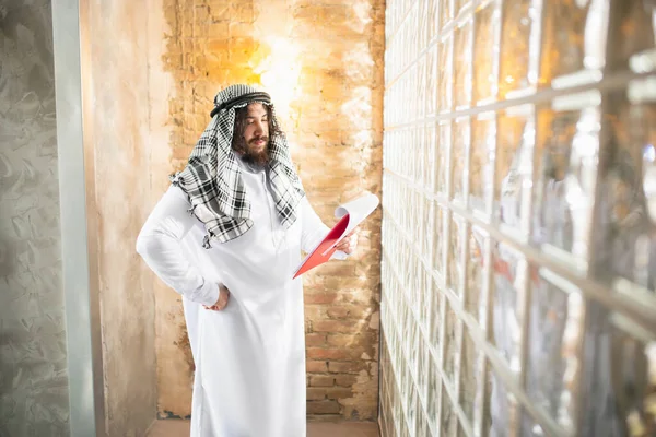 Arab üzletember dolgozik az irodában, üzleti központ használja az eszközeit. Életmód — Stock Fotó