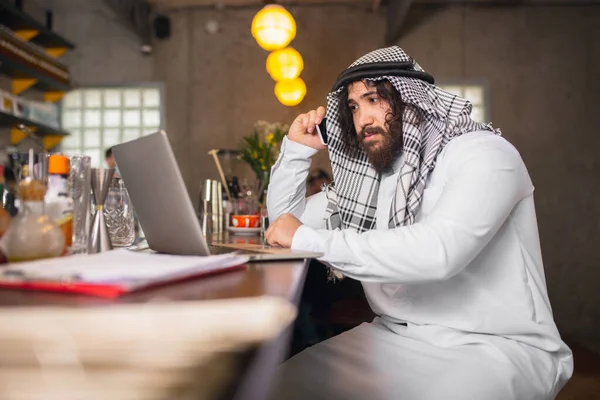 Uomo d'affari arabo che lavora in ufficio, centro commerciale con gadget Devicesm. Stile di vita — Foto Stock