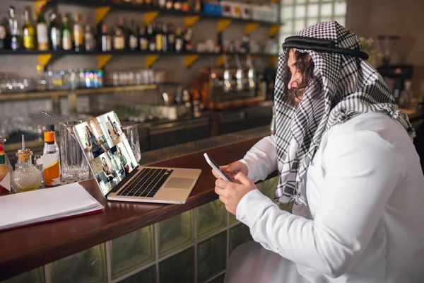 아랍 사업가는 사무실, 비즈니스 센터에서 devicesm 기기를 사용하여 일 한다. 생활 방식 — 스톡 사진