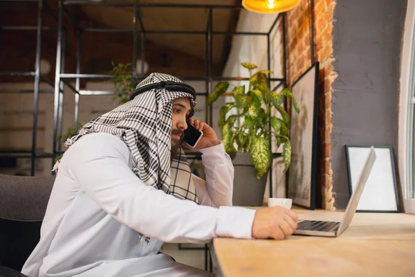Homme d'affaires arabe travaillant au bureau, centre d'affaires utilisant des gadgets d'appareils. Mode de vie — Photo