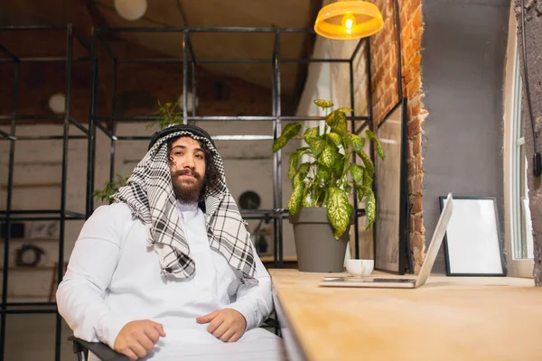 Homme d'affaires arabe travaillant au bureau, centre d'affaires utilisant des gadgets d'appareils. Mode de vie — Photo