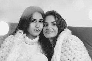 Beyaz stüdyo arka planında izole edilmiş güzel kadınların portresi. Rahat, sıcak kış konsepti