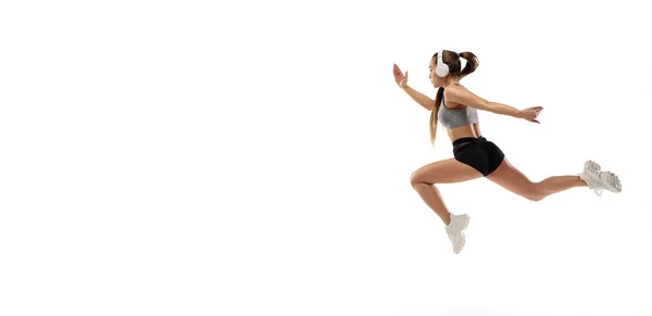 Beyaz stüdyo arka planında izole edilmiş beyaz kadın koşucu, atlet eğitimi. Reklam için kopyalama alanı. — Stok fotoğraf