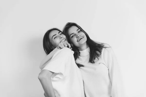 Retrato de mujeres hermosas aisladas sobre fondo blanco del estudio. Confort, cálido en concepto de invierno —  Fotos de Stock