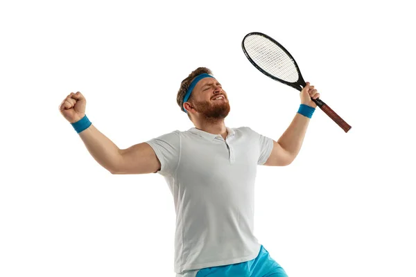 白いスタジオの背景に隔離されたプロのテニス選手の面白い感情,ゲームの興奮 — ストック写真