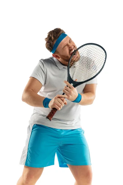 Emozioni divertenti di tennista professionista isolato su sfondo bianco studio, eccitazione nel gioco — Foto Stock