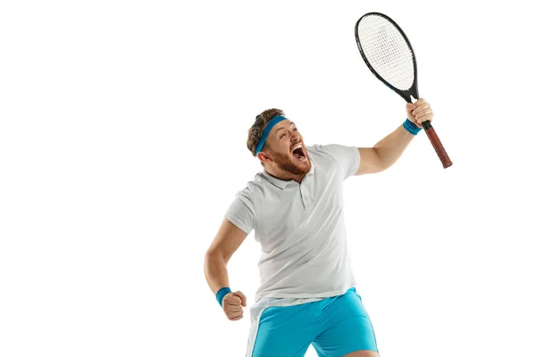 Emozioni divertenti di tennista professionista isolato su sfondo bianco studio, eccitazione nel gioco — Foto Stock