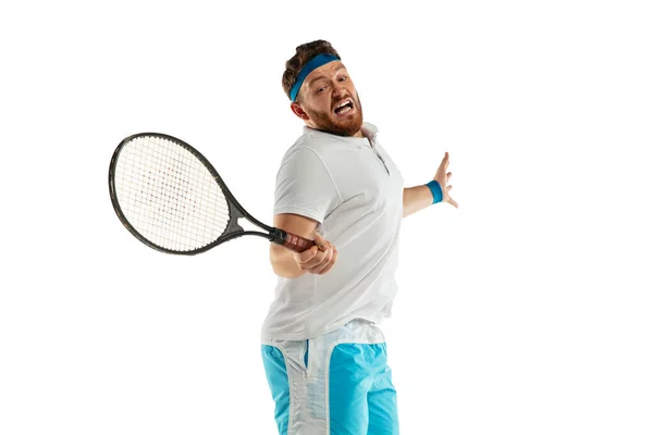 Grappige emoties van professionele tennisspeler geïsoleerd op witte studio achtergrond, opwinding in het spel — Stockfoto