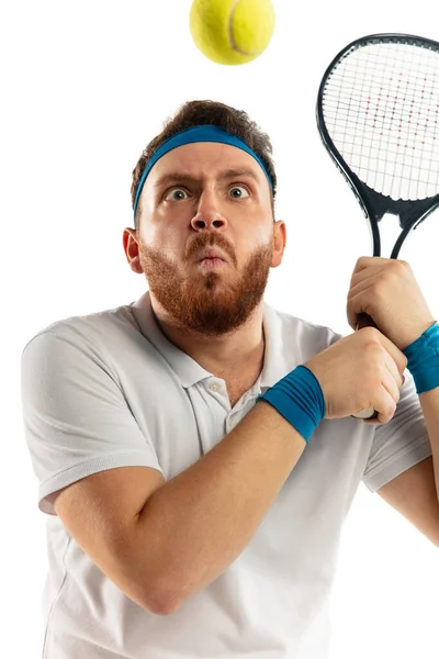 Grappige emoties van professionele tennisspeler geïsoleerd op witte studio achtergrond, opwinding in het spel — Stockfoto