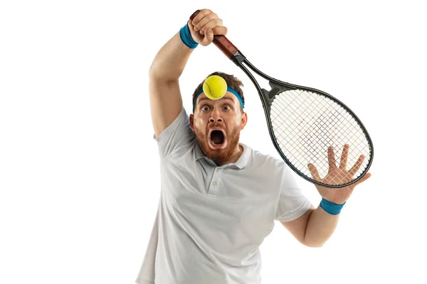 Emozioni divertenti di tennista professionista isolato su sfondo bianco studio, eccitazione nel gioco — Foto Stock