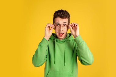 Sarı arka planda izole edilmiş beyaz bir adamın portresi.