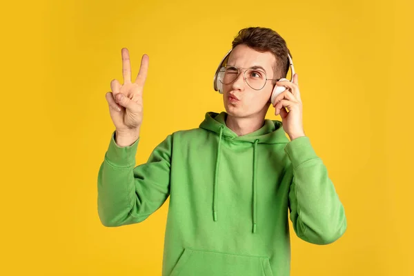 Portret van jonge blanke man geïsoleerd op gele studio achtergrond — Stockfoto