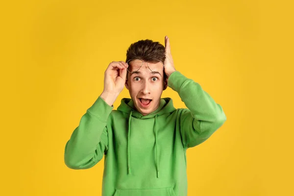 Retrato de un joven caucásico aislado sobre fondo amarillo del estudio — Foto de Stock