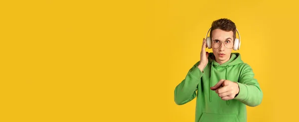 Portrait of young caucasian man isolated on yellow studio background — Stock Photo, Image