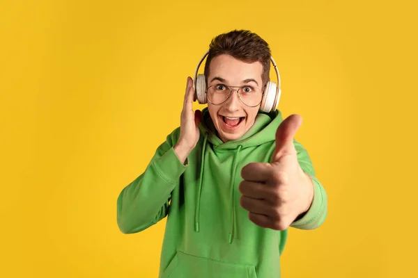 Portrait de jeune homme caucasien isolé sur fond de studio jaune — Photo