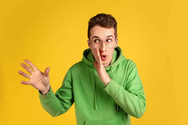 Retrato de jovem caucasiano isolado no fundo do estúdio amarelo — Fotografia de Stock