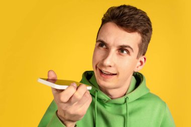 Sarı arka planda izole edilmiş beyaz bir adamın portresi.