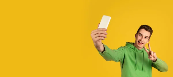 Retrato de un joven caucásico aislado sobre fondo amarillo del estudio —  Fotos de Stock