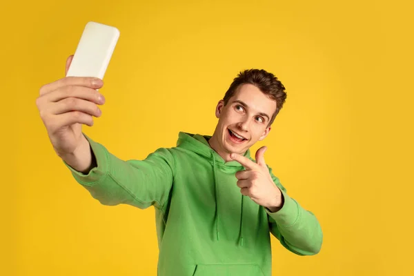 Portrait de jeune homme caucasien isolé sur fond de studio jaune — Photo