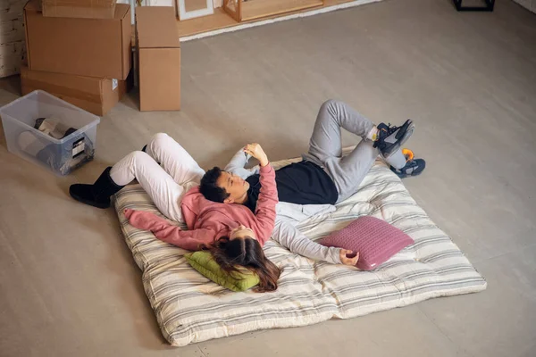 Propietarios nuevos, pareja joven mudándose a casa nueva, apartamento, mirada feliz — Foto de Stock