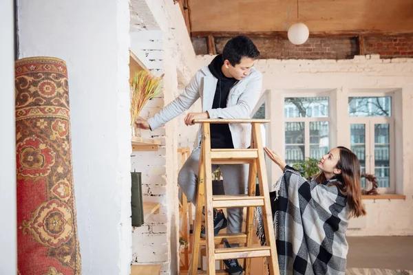 Nouveaux propriétaires, jeune couple déménageant dans une nouvelle maison, appartement, regardez heureux — Photo