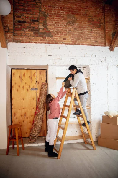 Propietarios nuevos, pareja joven mudándose a casa nueva, apartamento, mirada feliz — Foto de Stock